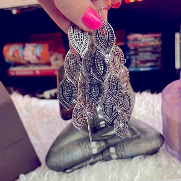 Boho 5 1/4” Silver Filagree Dangle Earrings! 🤩🛍️💕 - Picture 5 of 7